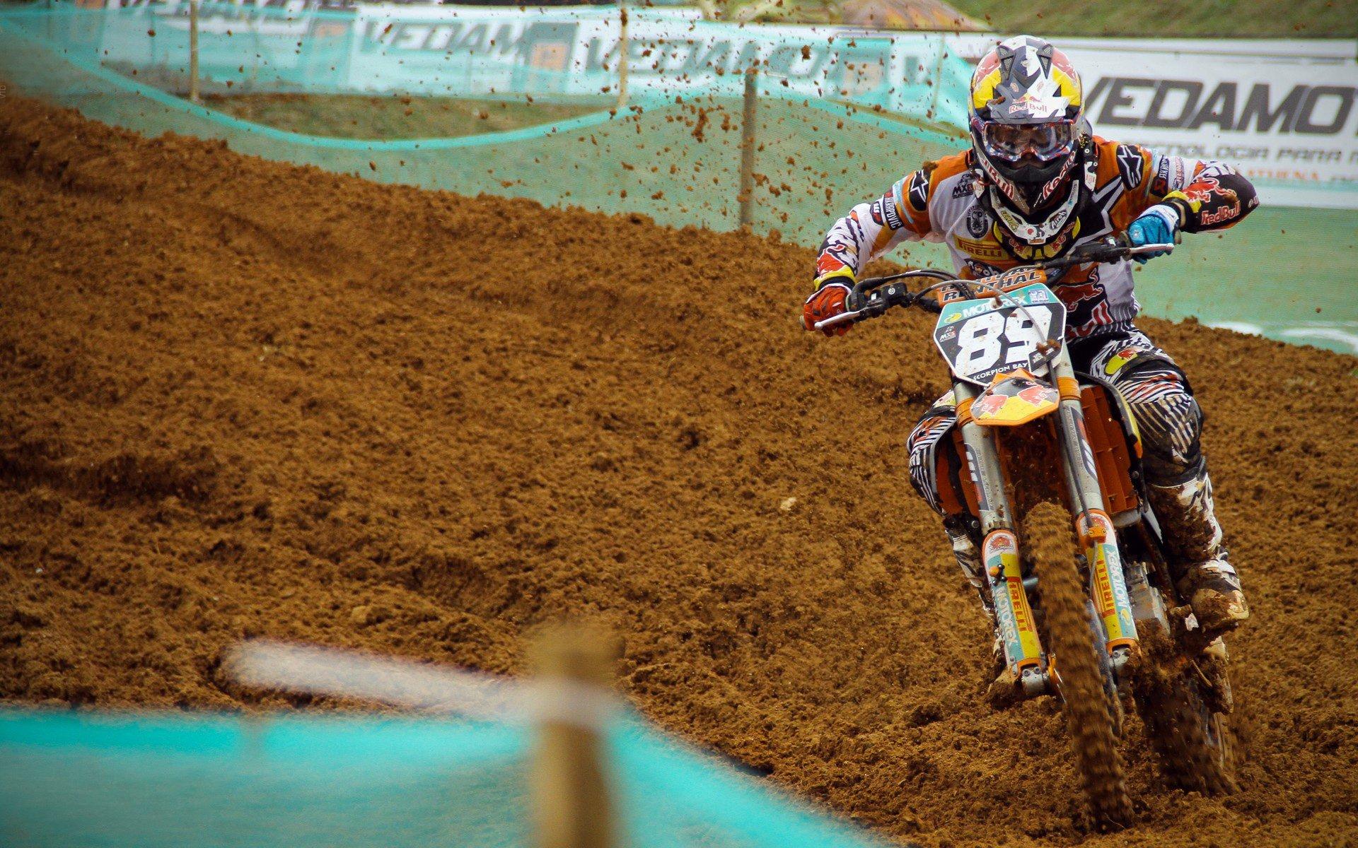 拉菲尼亚恢复部分合练，巴萨医疗组确认其进展顺利，周末有望重返大名单