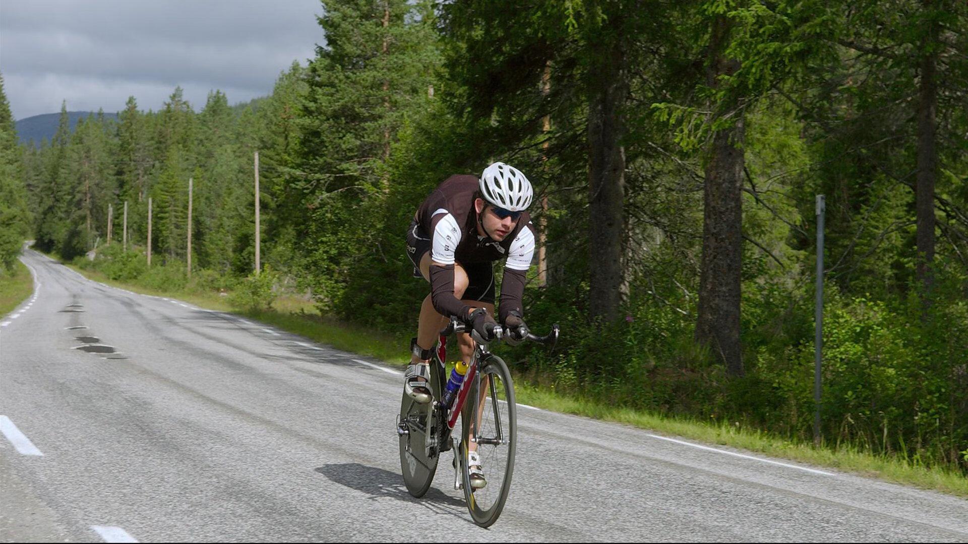 拜仁慕尼黑26/27赛季主场球衣谍照曝光，经典红色焕新，金色细节彰显王者气质